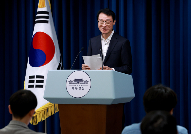 브리핑 마친 이규연 홍보소통수석