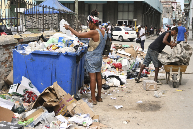 Cuba Economy <YONHAP NO-1416> (AP)