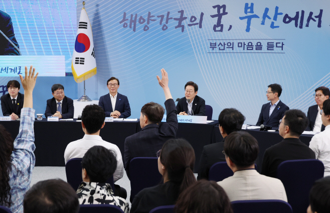 부산 타운홀미팅, 발언권 요청하는 시민들