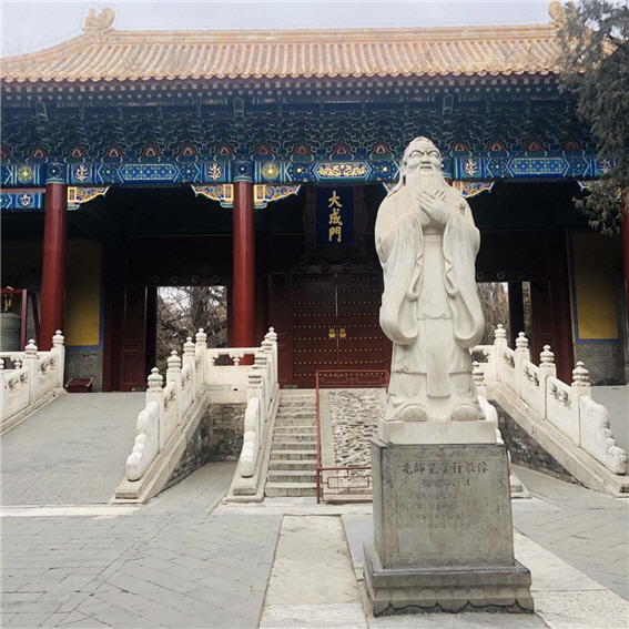 산동(山東) 곡부(曲阜)에 위치한 공묘(孔廟)의 공자상
