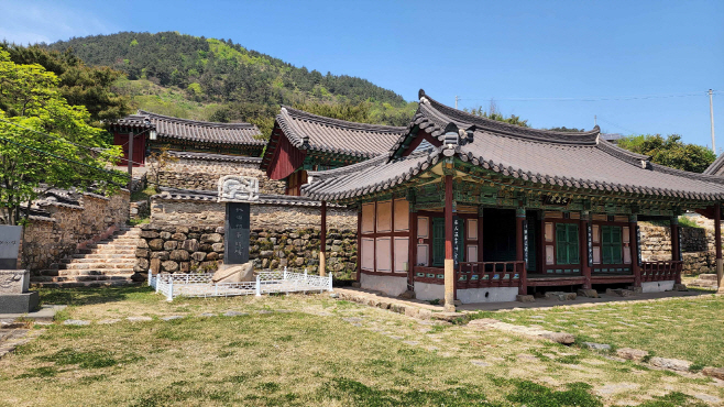 김시식지 내 영모재, 인호사