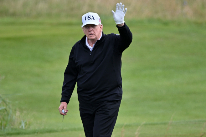 TOPSHOT-BRITAIN-SCOTLAND-US-TRUMP