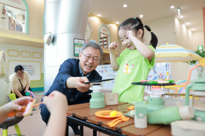 250727 (사진3) 장인홍 구로구청장과 아동이 함께 놀이 체험을 하고 있다