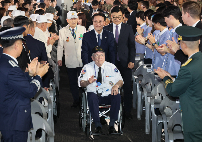 유엔국 참전의 날 기념식 입장하는 김민석 국무총리<YONHAP NO-2330>