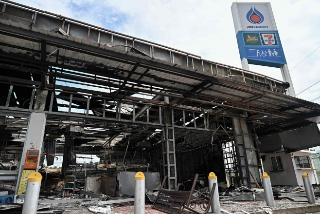TOPSHOT-THAILAND-CAMBODIA-BORDER-CONFLICT <YONHAP NO-3728> (AFP)