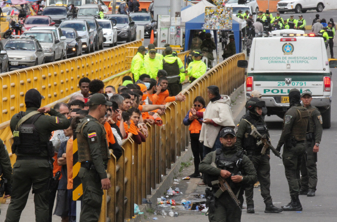 COLOMBIA-ECUADOR/DEPORTATIONS <YONHAP NO-0445> (REUTERS)