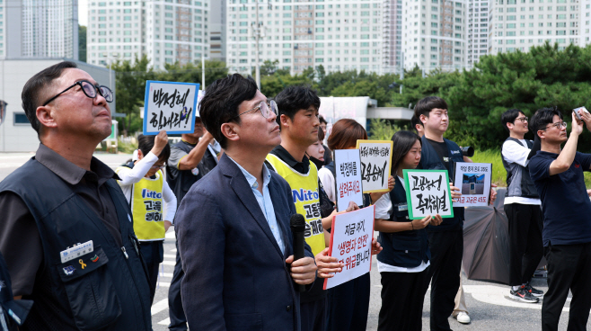 7.26 김영훈 고용노동부 장관, 한국옵티칼 고공농성장 방문, 혹서기 건강 악화 우려 및 문제해결 의지 표명  (6)