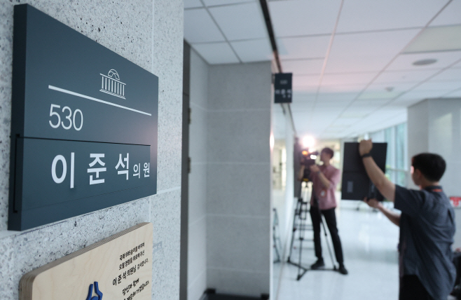 이준석 의원실 앞은 지금<YONHAP NO-2686>