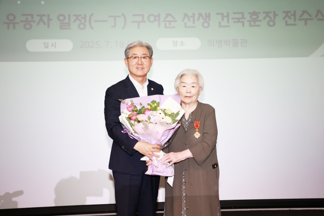 3. 왼쪽 오태완 의령군수, 오른쪽 구철희 여사
