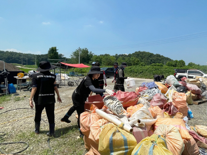 블랙야크강태선나눔재단 수해 복구 봉사활동 사진 (1)