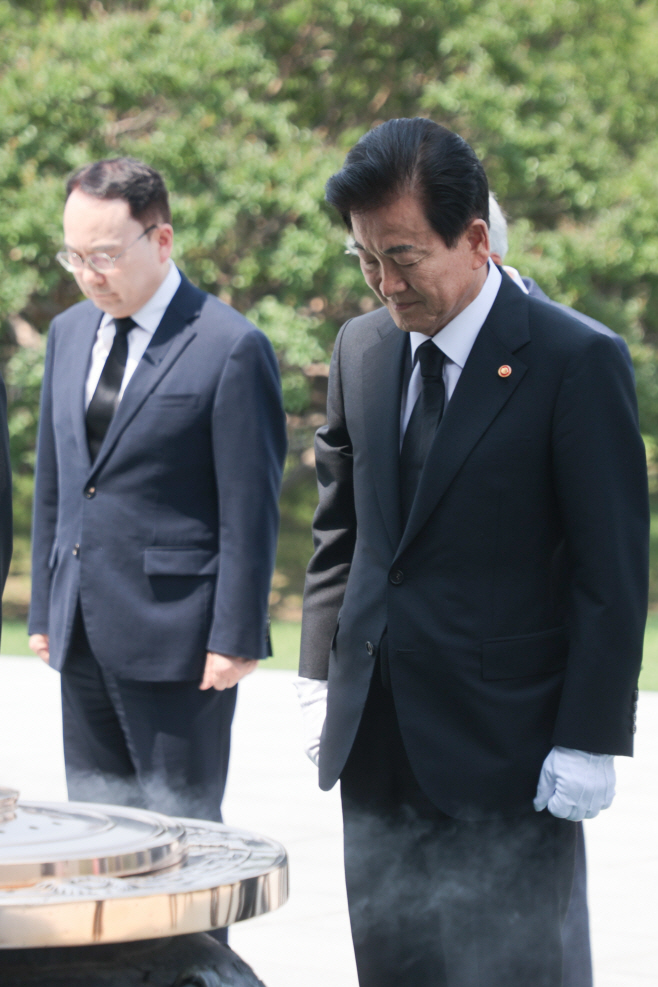 정동영 통일부 장관 현충원 참배<YONHAP NO-3752>