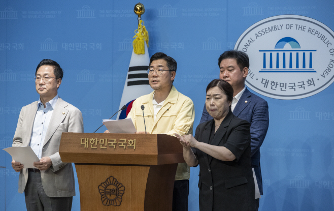 박찬대 후보, '전광훈 목사 수사 촉구' 기자회견<YONHAP NO-4189>