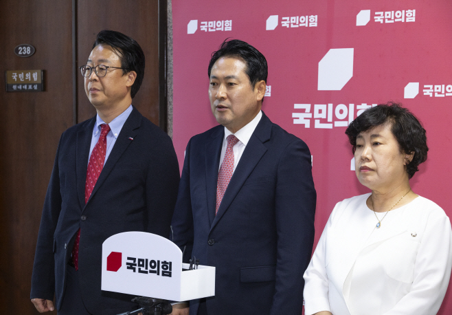여당 주도 상법 개정안 처리 관련 기자회견하는 ...<YONHAP NO-4004>
