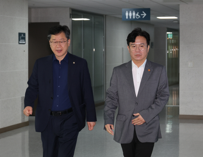 회의장 향하는 김영훈-안호영