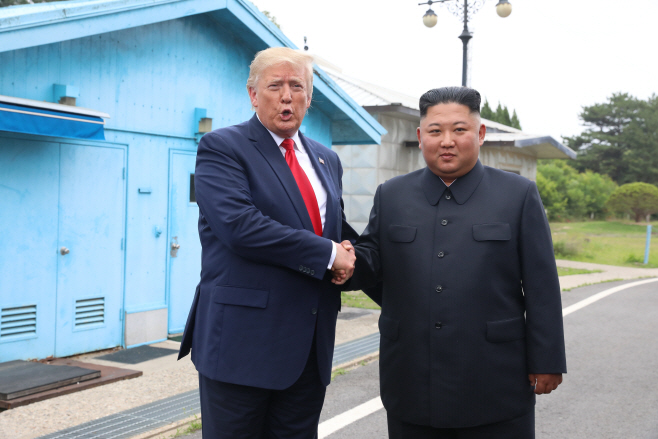 자유의 집 앞 북미 정상<YONHAP NO-2566>