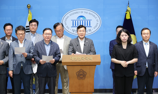 기자회견하는 박찬대 의원<YONHAP NO-1743>