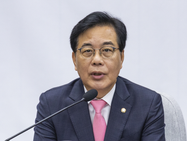 원내대책회의에서 발어나는 송언석 비대위원장 ...<YONHAP NO-1881>