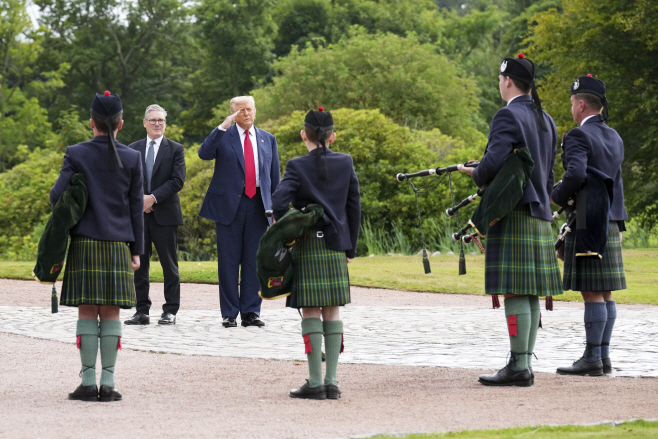 APTOPIX Trump Scotland <YONHAP NO-0935> (AP)