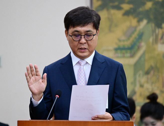 [포토] 선서하는 최휘영 문화체육관광부 장관 후보자