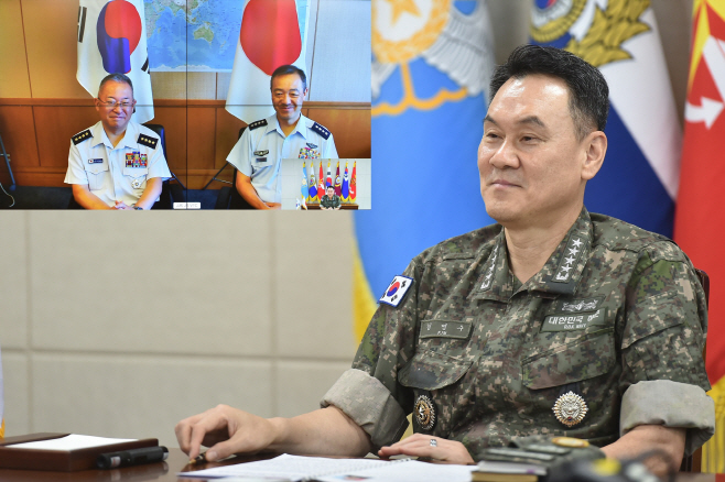 [사진1] 김명수 합참의장(전체 화면)이 이임하는 요시다 요시히데 통합막료장(좌측 상단 화면 좌측), 취임하는 우치쿠라 히로아키 통합막료장 내정자(좌측 상단 화면 우측)와 공조통화를 실시하고 있다 (1)
