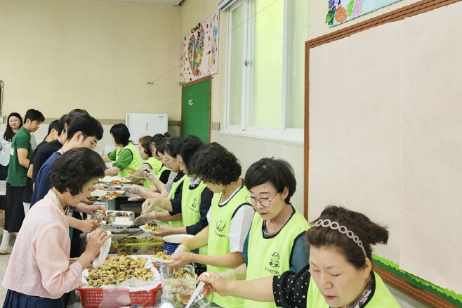 중식배식1_0729 함안군여성단체협의회_ 희망이 자라는 열린학교 개소식서 중식 나눔 봉사 실시