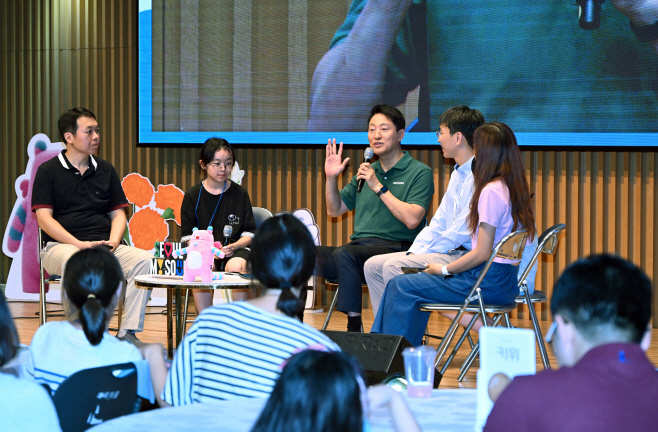 4. 오세훈 서울시장이 29일(화) 오후 서울시청 다목적홀에서 열린 '덜 달달 원정대' 발대식에서 원정대 참여 가족들과 대화나누고 있다.