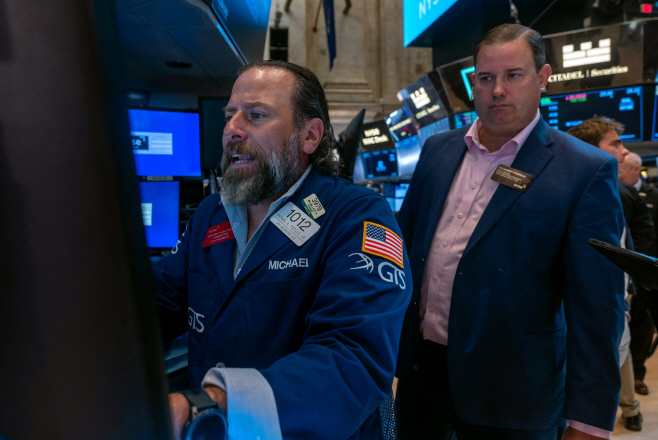 US-TRADERS-WORK-ON-TH... <YONHAP NO-0097> (Getty Images via AFP)