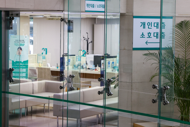 정부 대출 규제에 은행권 주담대 신청액 반토막