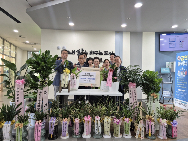 9.송산3동 복지지원과(송산3동 지사협, 승진 축하화분 '반려식물 나눔'으로 의미 더해)