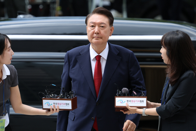 법원 출석 하는 윤석열 전 대통령