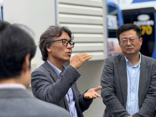 (사진 4)금한승 환경부차관 전기버스 충전시설 등 현장점검 2