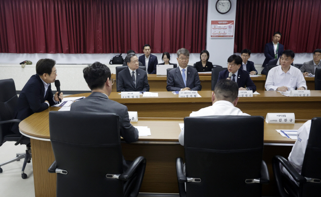 근로자 노동 환경 질문하는 이재명 대통령