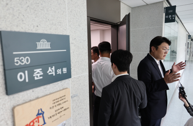 이준석 의원실 들어가는 김건희특검 관계자들<YONHAP NO-3100>