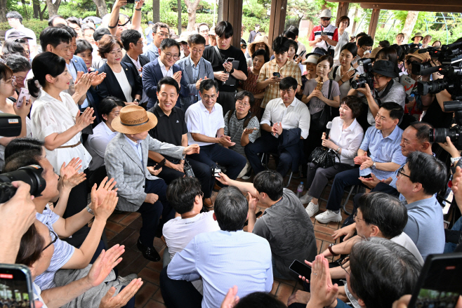 사진2. 오세훈 서울시장이 30일(수) 오후 양천구 목동6단지 재건축사업 현장에서 열린 주민간담회에서 주민 건의사항을 청취하고 있다.