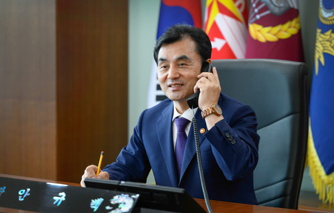 안규백 국방부장관 통화모습2