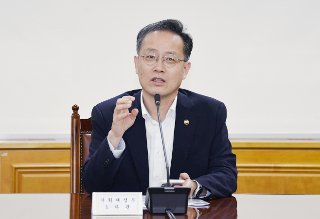 이형일 차관, 거시경제금융회의 (3)