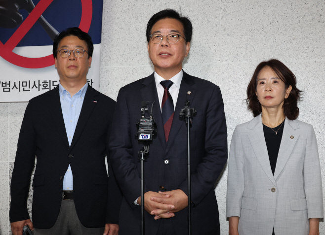 취재진 질문에 답하는 송언석 비상대책위원장<YONHAP NO-2349>