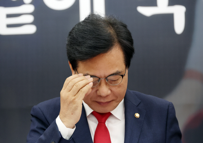 안경 고쳐쓰는 송언석 비상대책위원장<YONHAP NO-3135>