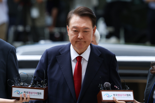 취재진 질문에 대답 없는 윤석열 전 대통령