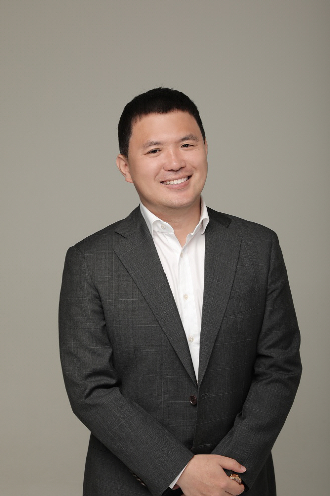 강율빈 대표 단독 정장컷 컬러