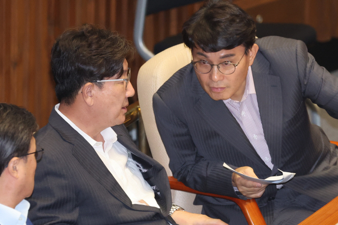 대화하는 권성동·윤상현 의원<YONHAP NO-3374>