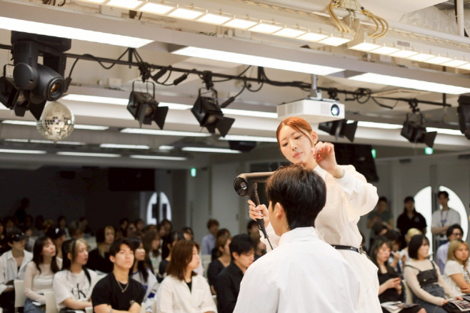 준오헤어 일본 오사카와 도쿄 K-뷰티 헤어 세미나에서 스타일링 시연