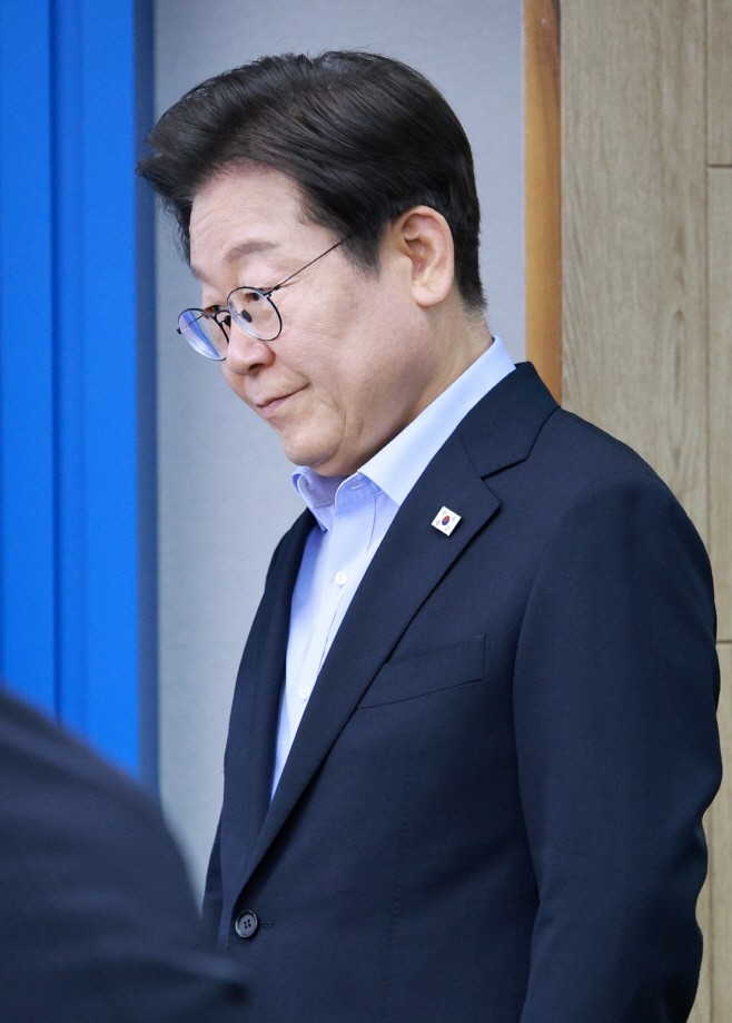 이재명 대통령, 6차 수석·보좌관 회의 참석<YONHAP NO-4566>