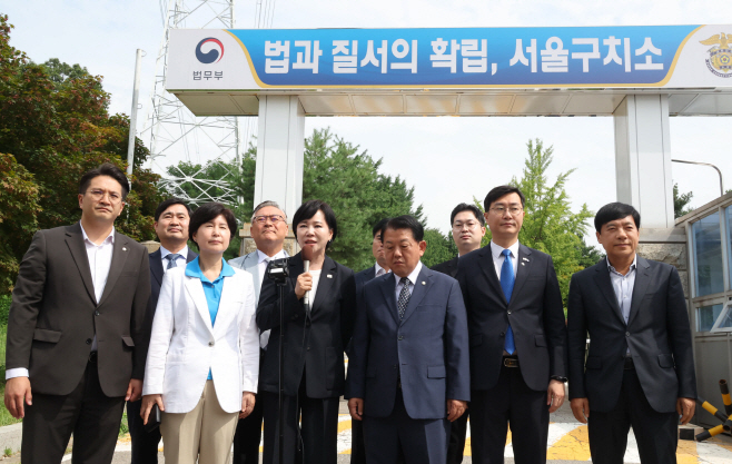 3대 특검 종합대응 특위, 서울구치소 앞 브리핑<YONHAP NO-3706>