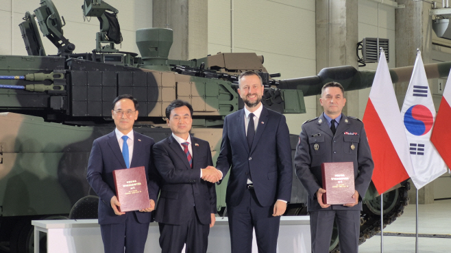 사진1. K2전차 2차 이행계약 서명식)
