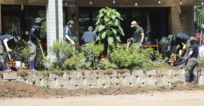 39도 폭염속 복구·수색 구슬땀…가평 수해 8일째<YONHAP NO-2457>