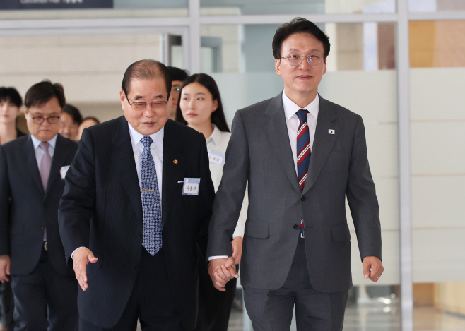 이종찬 광복회장 손잡고 이동하는 김민석 총리<YONHAP NO-3452>