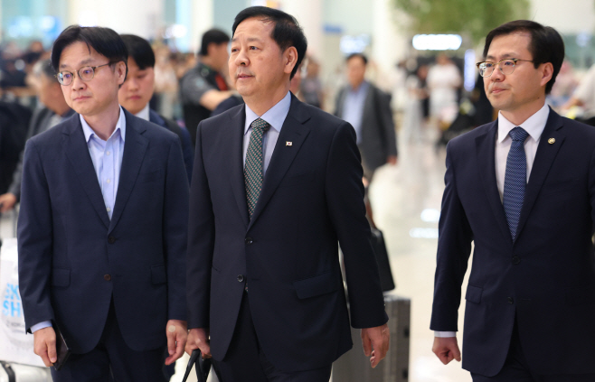 귀국하는 한국 무역협상 대표단<YONHAP NO-3761>