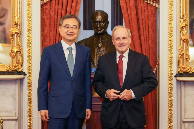 조현 외교부 장관, 미 상원 외교위원장 면담