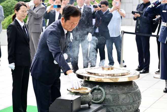 현충탑 분향하는 민주당 정청래 신임 대표<YONHAP NO-2483>